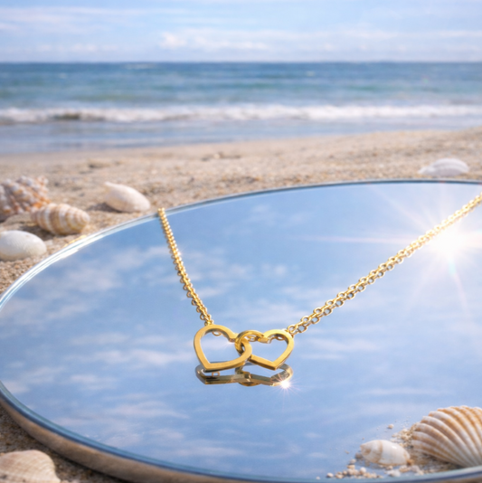 Collar Doble Corazón Dorado – Símbolo de Amor y Conexión